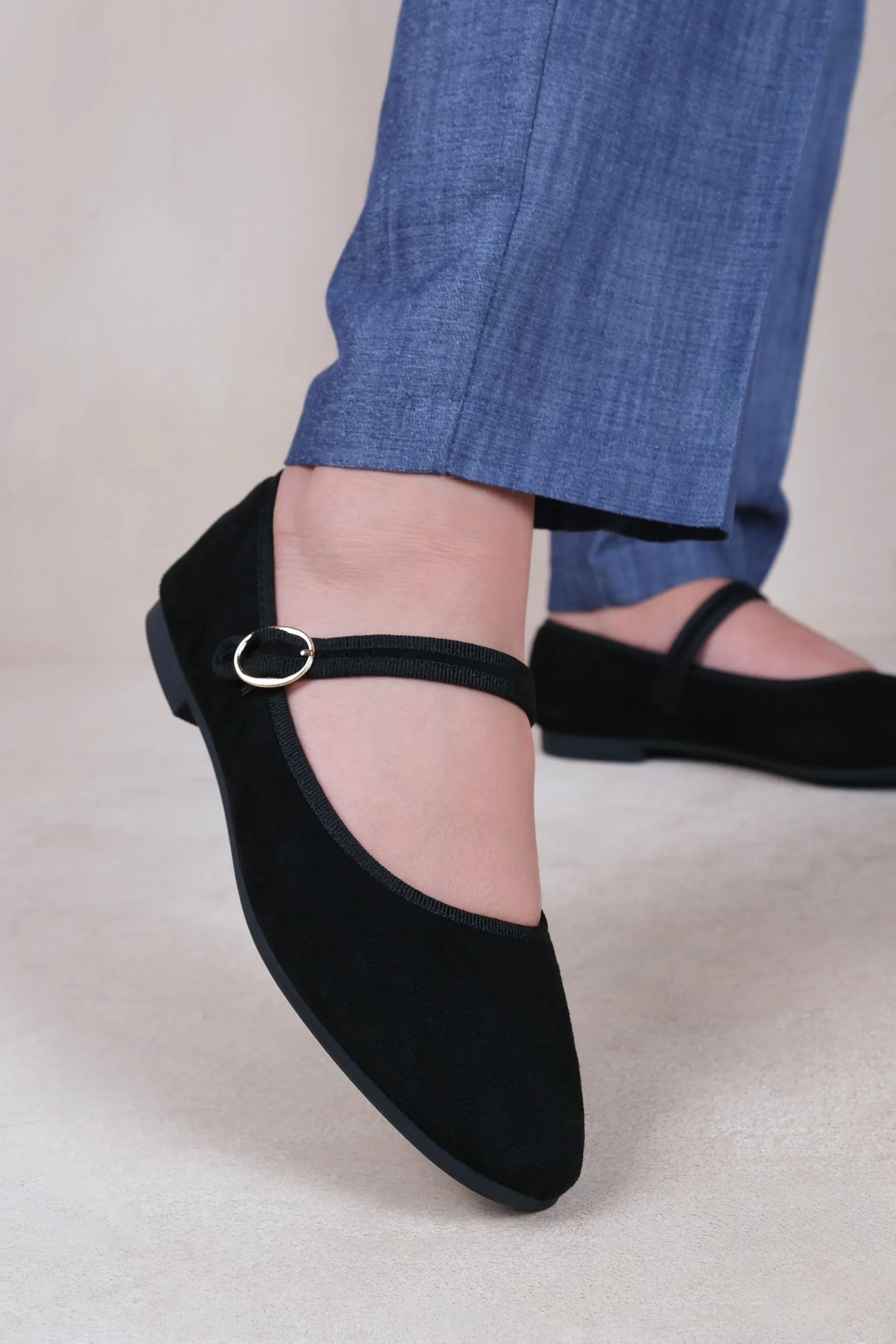 BERLIN BALLET TOE PUMP WITH STRAP IN BLACK